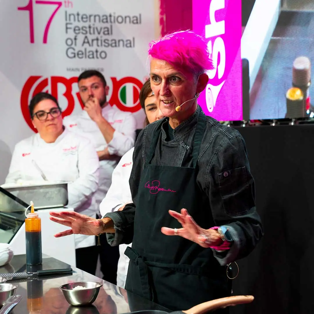 Una maestra gelatiera durante una masterclass del festival