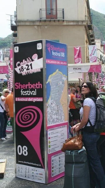 Il totem della prima edizione di Sherbeth a Cefalù nel 2008