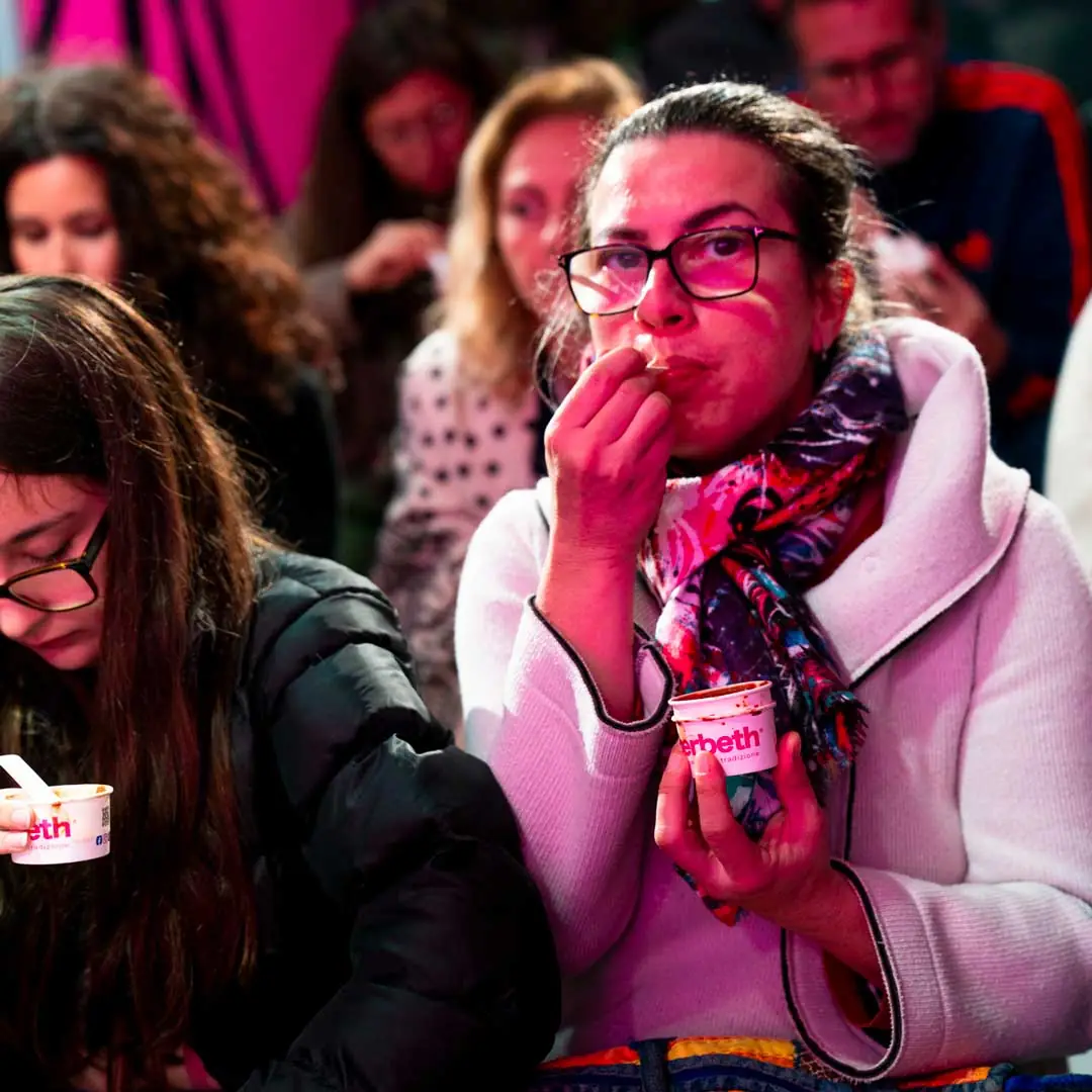 Il pubblico assaggia il gelato nelle coppette Sherbeth