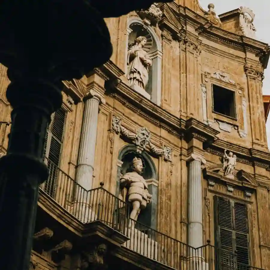 I Quattro Canti di Palermo visti dal basso