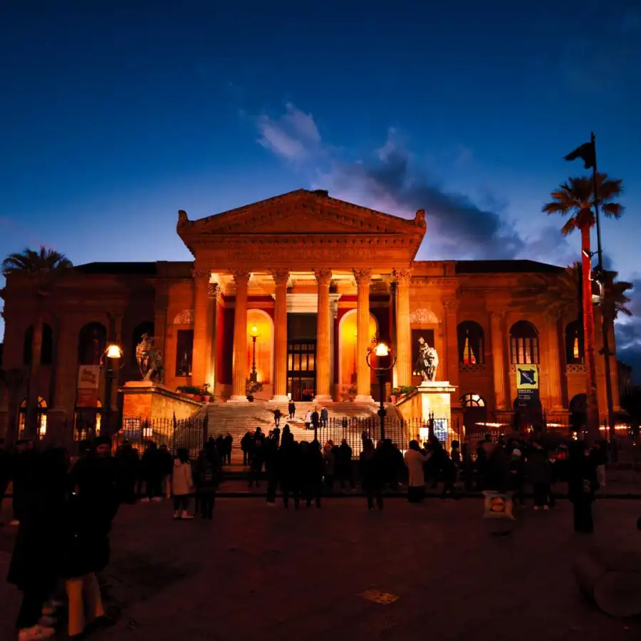 Il Teatro Massimo di Palermo illuminato di sera