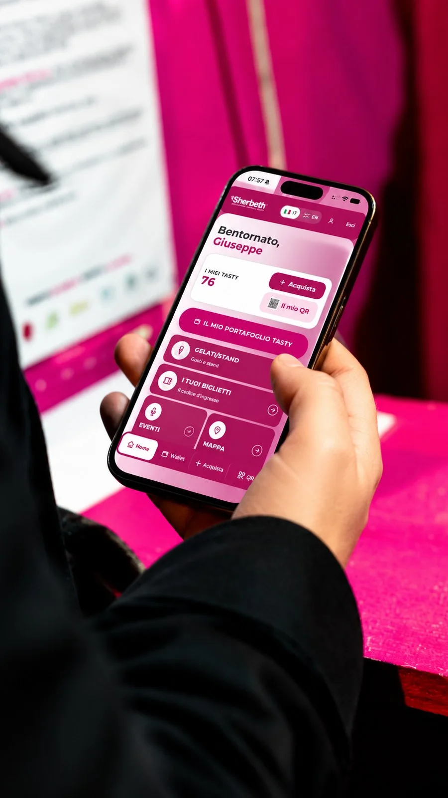 La WebApp Sherbeth aperta sul telefono, in piazza davanti al Teatro Massimo.