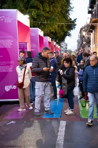 Gli stand lungo la via